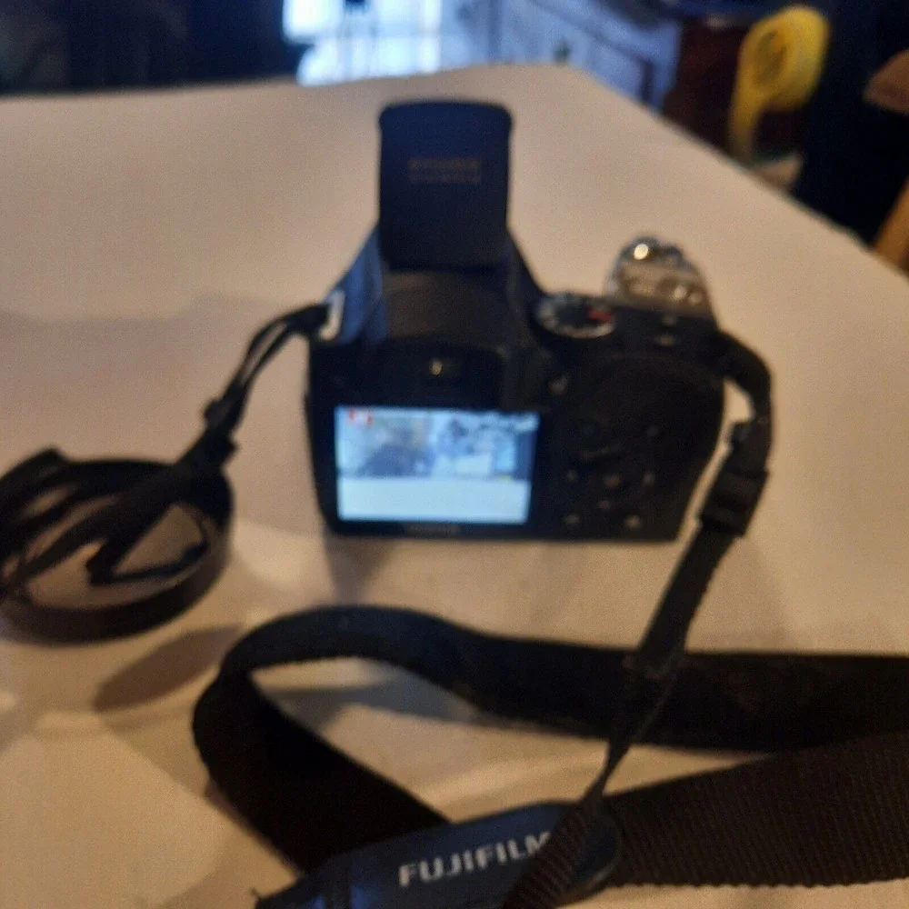 Fuji FinePix S8100fd Compact Digital Bridge Camera 10MP 27-86mm 18x Zoom Lens